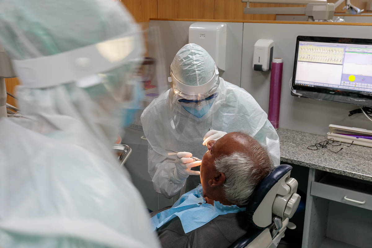 Profissionais de medicina dentária em contexto clínico na CESPU